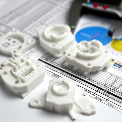 Bom preço Partes de usinagem CNC de plástico de precisão com forma de superfície complexa, usinagem de buracos finos e relatório de inspeção em tamanho completo on-line